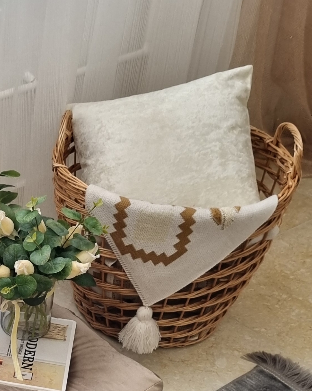 خرید سبد کوسن حصیری دستبافت طرح ژورنالی | گالری کوک
