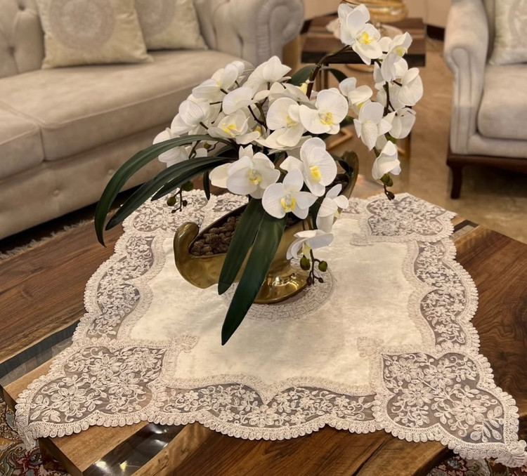 رومیزی مربع ۹۰در۹۰ طرح ورساچ ترک وارداتی برند سلنس رنگ شیری