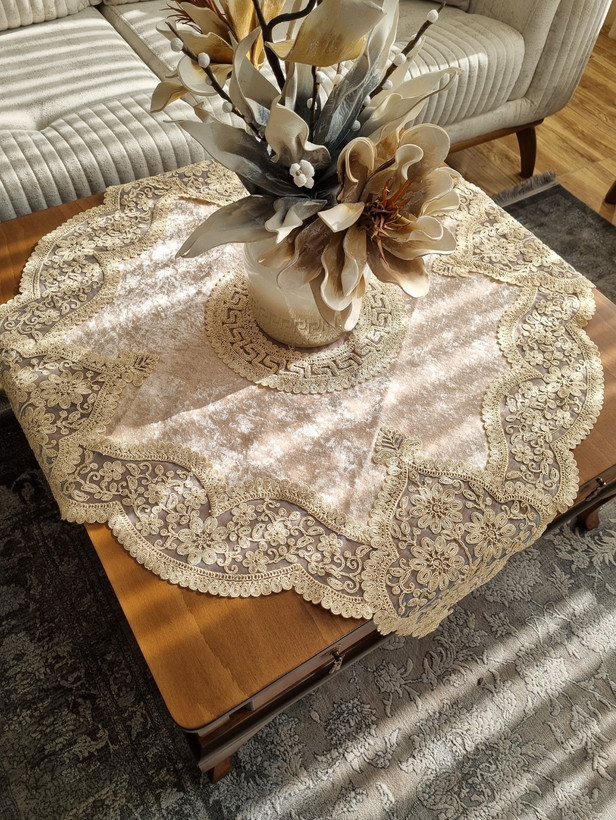 رومیزی مربع ۹۰در۹۰ طرح ورساچ کرم نسکافه ای